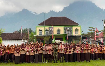 MI Islamiyah Tempursari Gelar Apel Hari Pramuka ke-65 Bersama Koramil Tempursari